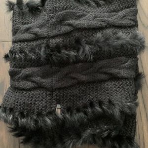 Black knit scarf with fur